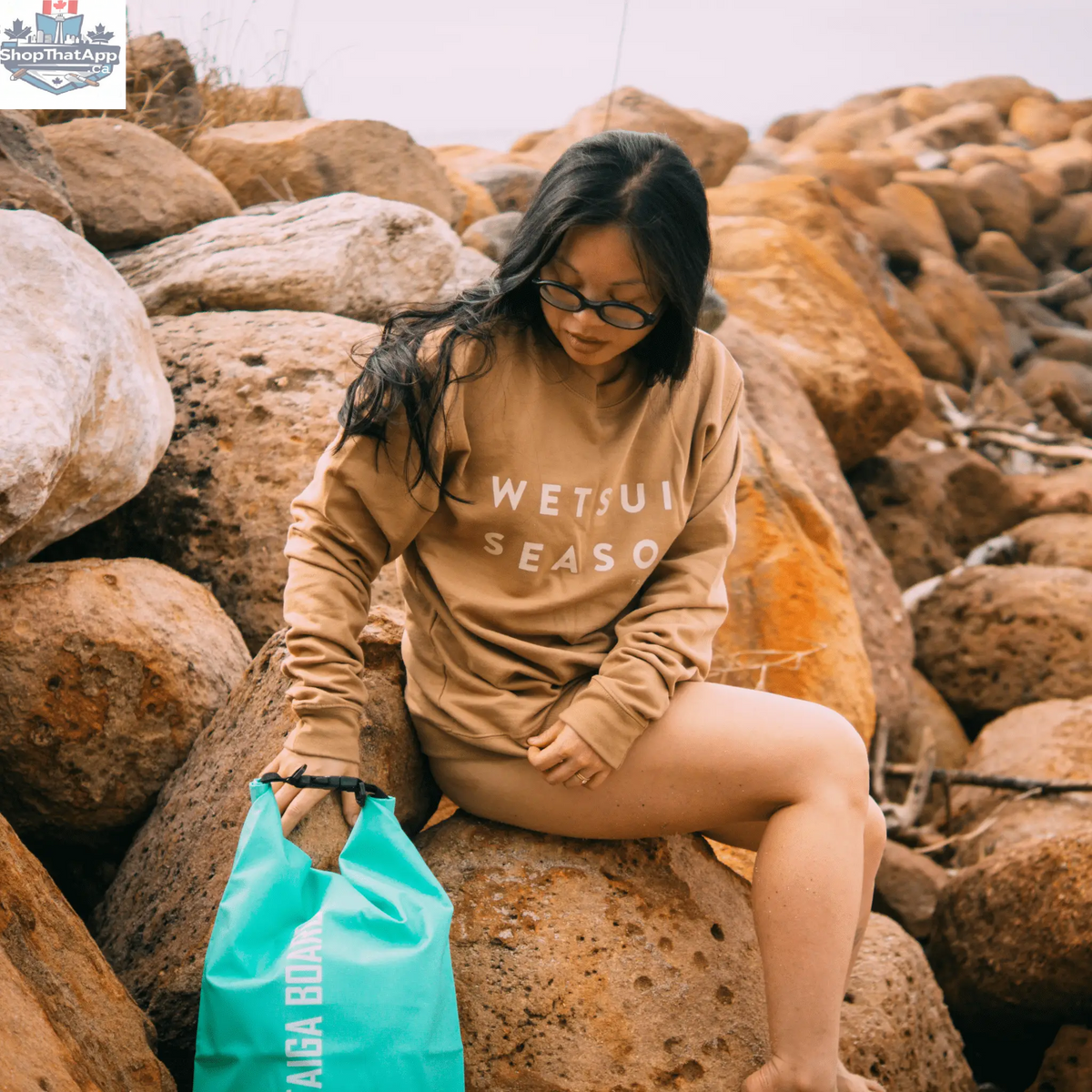 20L Taiga Board dry bag with adjustable carbon paddle, ideal for water sports and outdoor adventures.