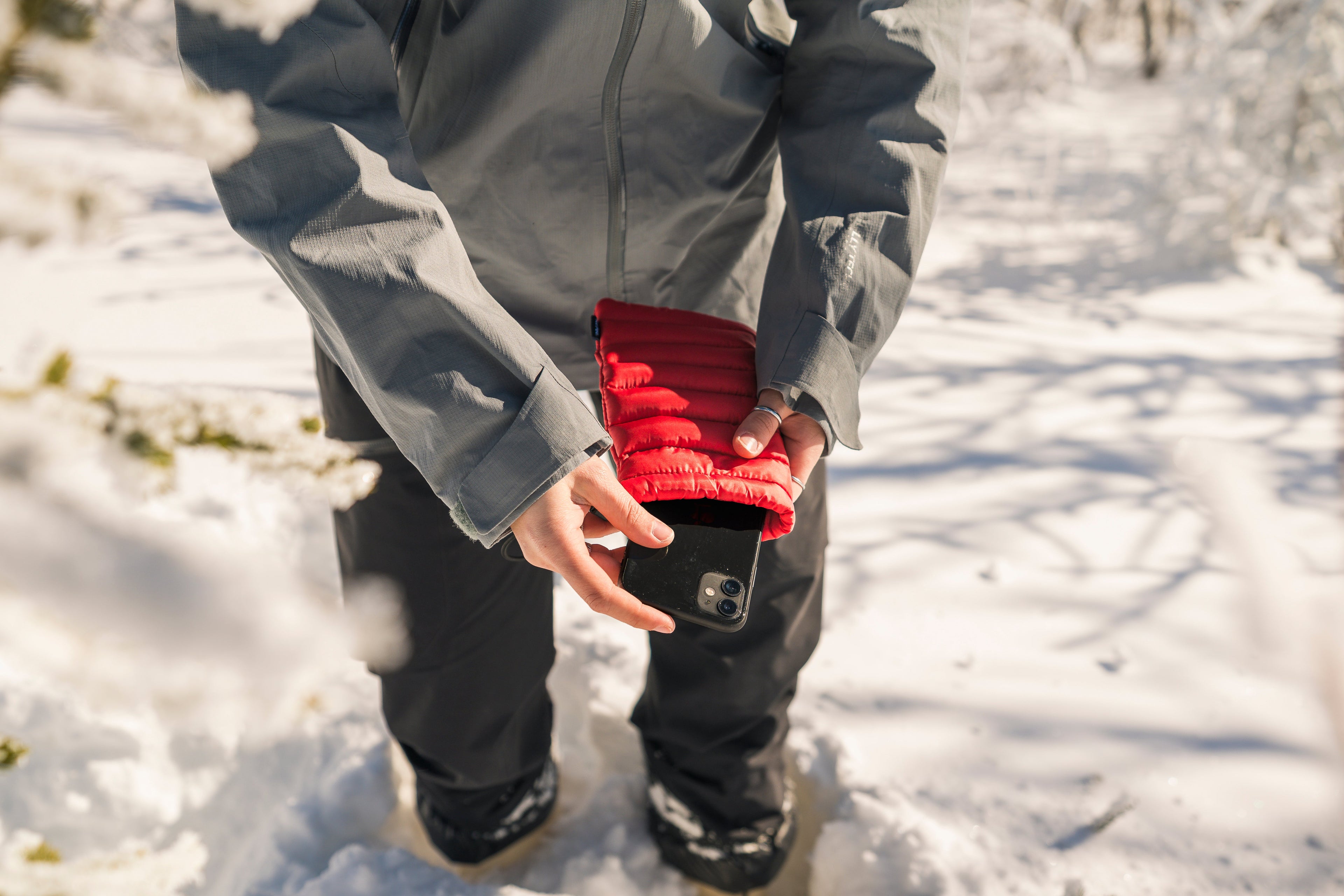 Hot Poc Sleeper - Outdoor Phone Protection Gear - Www.Shopthatapp.ca